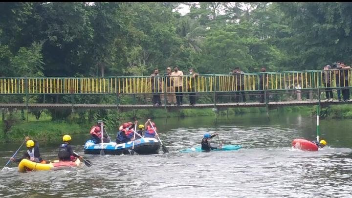 Walikota Medan, Bobby Nasution menyapa atlet arung jeram dan atlet kayak di Cadika Medan, Minggu (22/8). Atlet Berselebrasi Menunjukkan Kemampuannya.