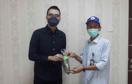 Ketua Fraksi Nasdem DPRD Medan Afif Abdillah Menerima Cenderamata Dari Redaktur Pelaksana Medansport.id, Joko Heriyanto,, Kemarin.