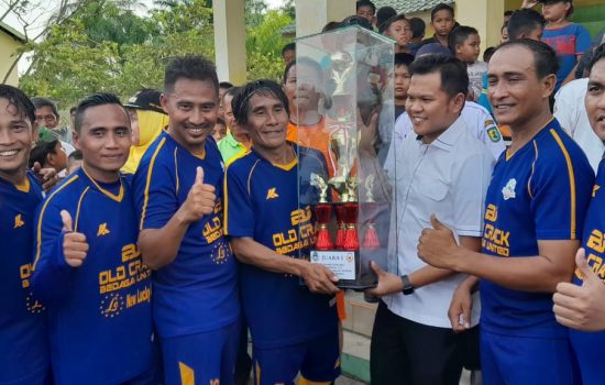 Wabup Sergai H. Adlin Tambunan menyerahkan tropi juara 1 kepada Beringin Jaya.
