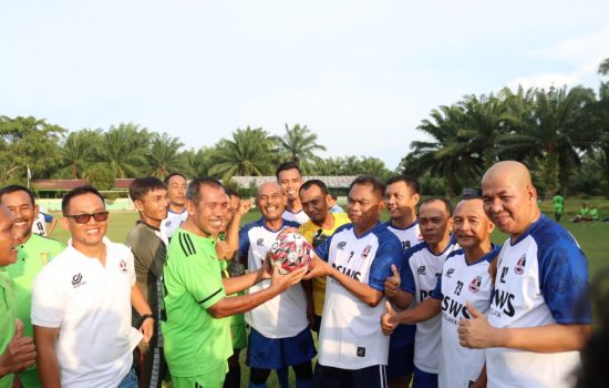 Bupati Sergai H. Darma Wijaya menyerahkan bola kepada PS. Old Crack Sergai usai di tandatangani
